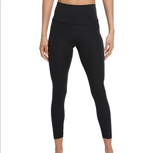 NWOT Nike Woman’s 7/8 length high waisted Leggings w/ Phone Pocket- Small